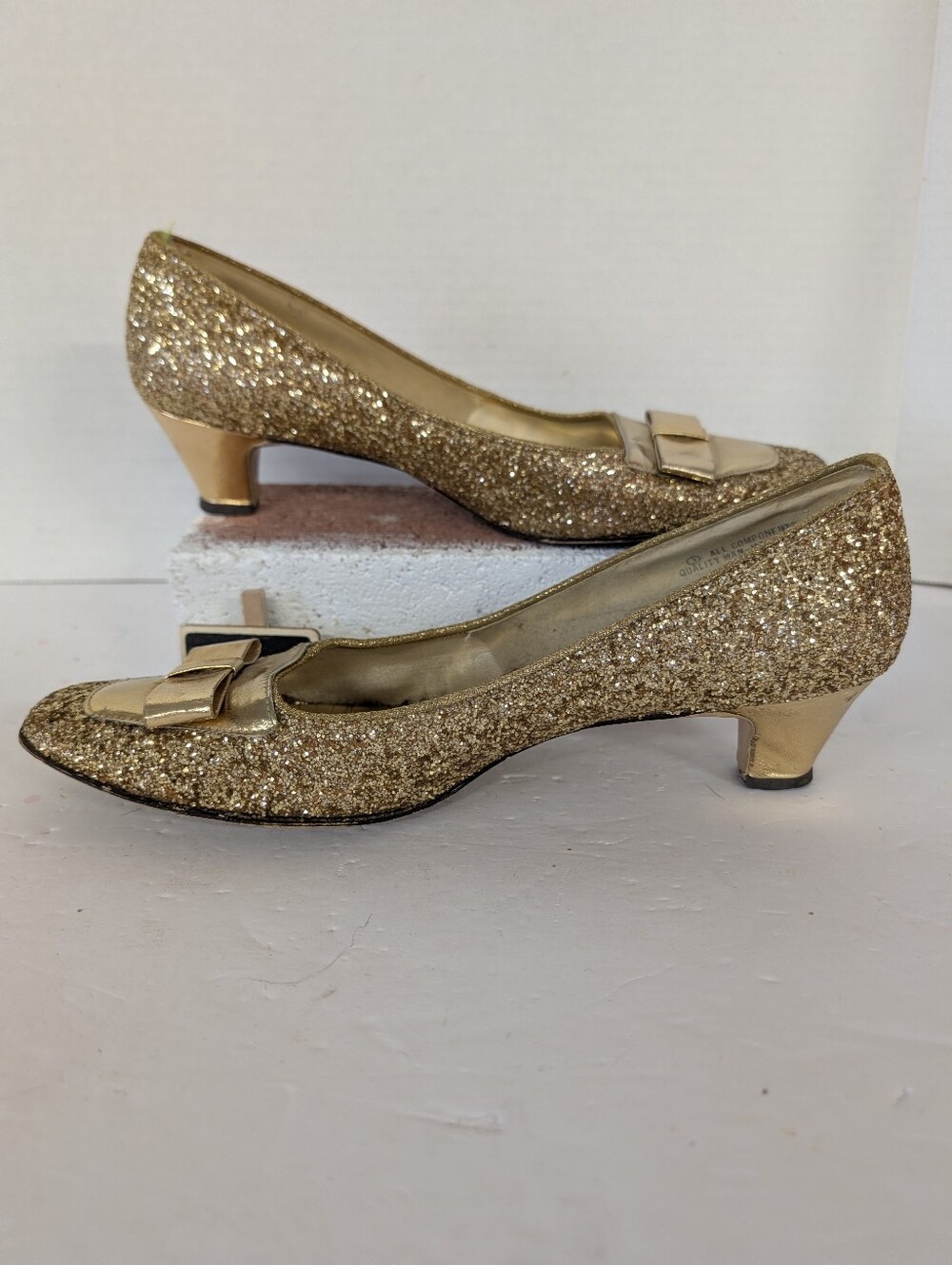 Vintage Shoes Gold Glitter Low Heel Pumps with Bow - 7.5 1960s - Picture 2 of 5